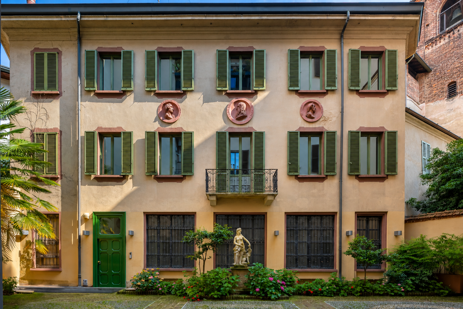 Immagine esemplificativa: Milano Cielo Terra d'epoca nel Quadrilatero della Moda,