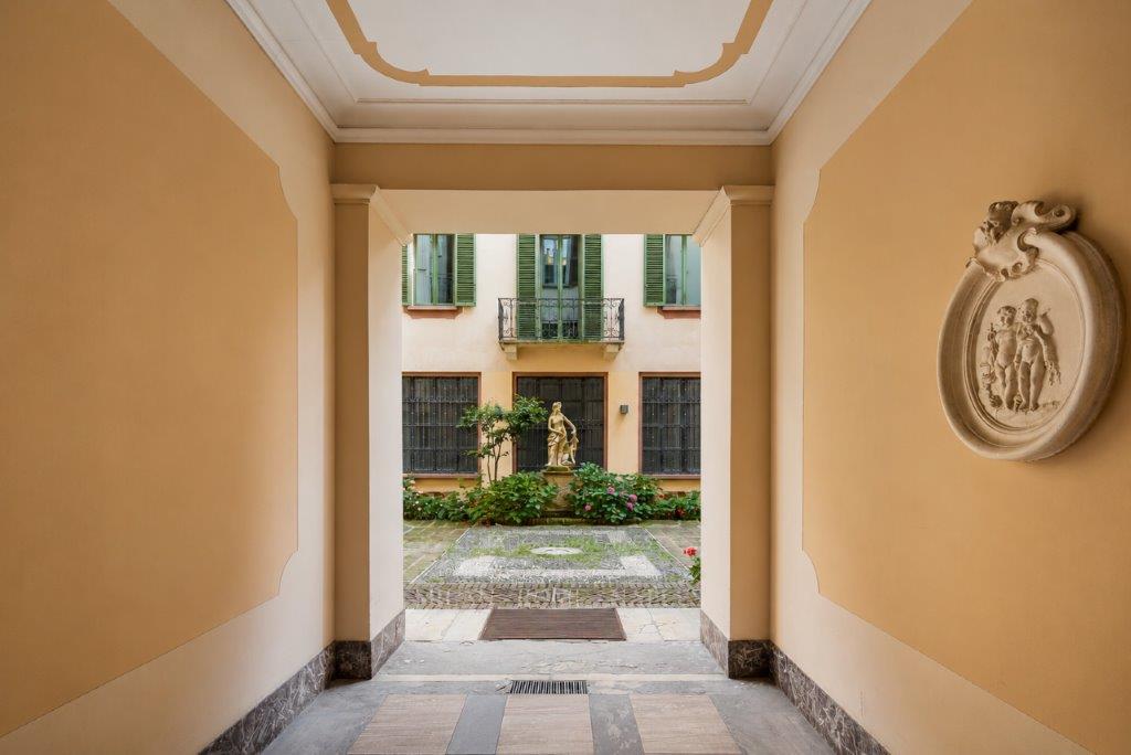 Milano Cielo Terra d'epoca nel Quadrilatero della Moda,  — Fotografie 1